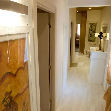 White House ゲストハウス トラーニ