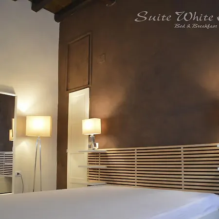 ゲストハウス White House トラーニ